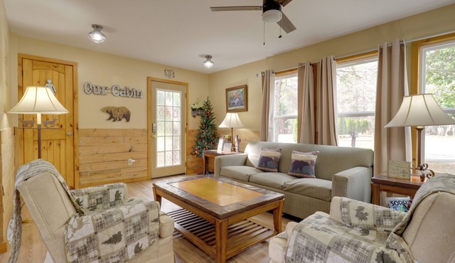 10 Mi to Dollywood: Cozy Apt w/Shared Fire Pit