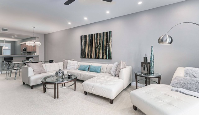 10 min away from FT. Myers Beach! Beautiful family sized condo.