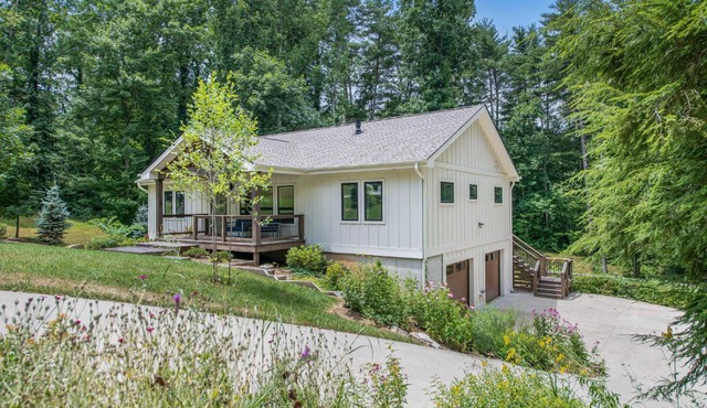 10 Min to Downtown Asheville. Luxury Finishes. Private Hot Tub & Arcade