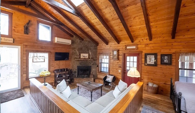 10 minutes to Downtown, Cabin, Pet Friendly