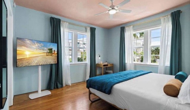 #11 Corner Unit in Mid-century Art-Déco building KingBed EnSuiteBath PetsOK