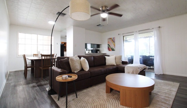15% ALL OF JUNE! Spacious Screened- In Porch Perfect for Group Stays