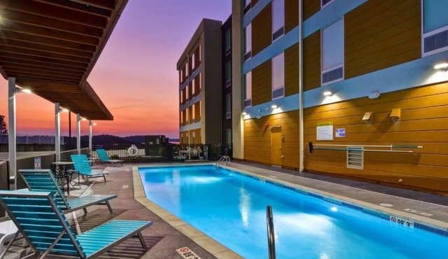1BR Suite 0.1mi to Lake Hamilton Marina w/Kitchen, Pool & Hot Breakfast