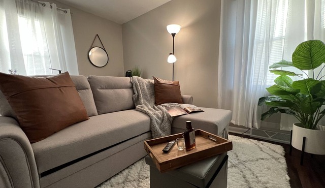 *1QUEEN BED/1 Bath DUPLEX APT! Full Kitchen, Pet Friendly!