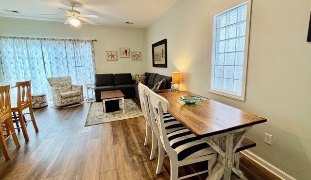 1st Level w/updates, family-friendly, 5 mins to beach, w/pool access, sleeps 6