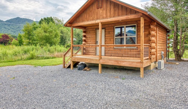 2 BD 1 BA Efficiency Cabin Views Easy Paved Access, Cable, WIFI Close to Town