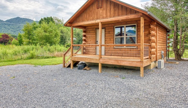 2 BD1 BA Efficiency Cabin Views Easy Paved Access Cable WIFI Close to Town