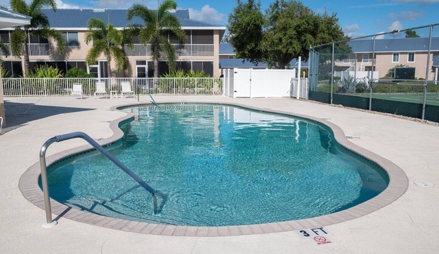 2-bedroom Lakeview condo in peaceful Rotonda West,Fl. Approx. 7 miles to beach.