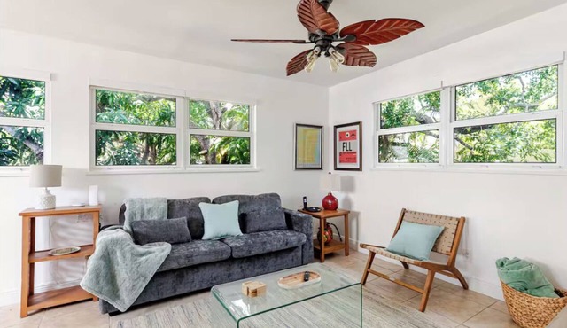 2 BR Apartment with grill and bikes - walk to Las Olas!
