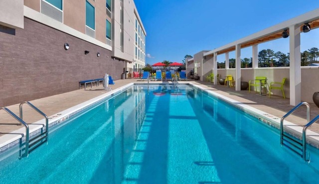 2 Convenient Units! Outdoor Pool, Pets Allowed, FREE Breakfast and Parking!