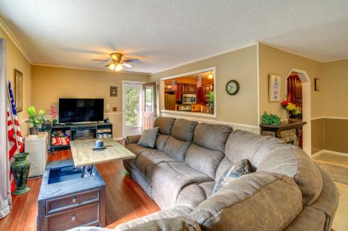 2 Mi to Blue Ridge Pkwy! Mtn-View Sparta Retreat