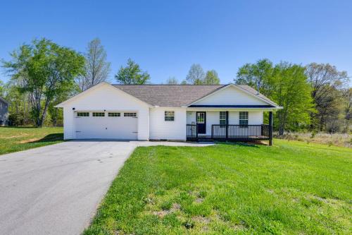 2 Mi to Douglas Lake, Boat Ramp: White Pine Home!