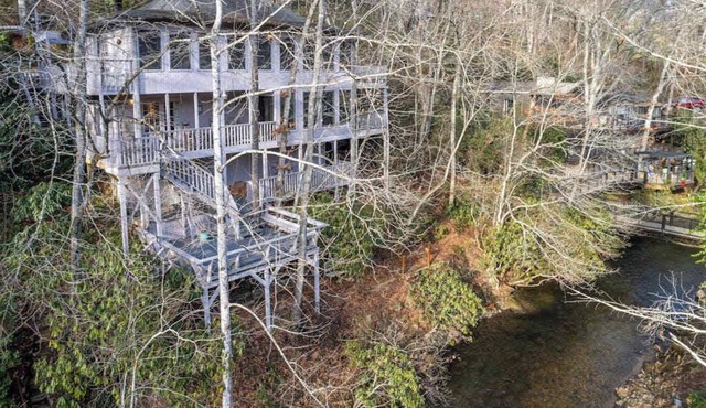 2-story waterfront home with mountain & creek views, decks, grill, fireplace, AC