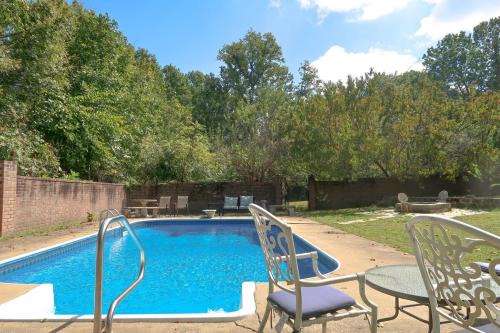 2000 sq ft with pool on 50 acres, near airport