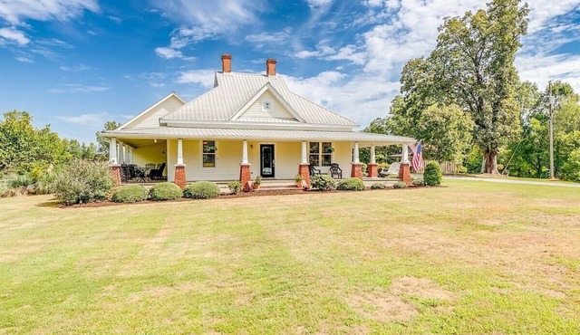 23-acre farmhouse retreat with firepit, games, and 3 bedrooms