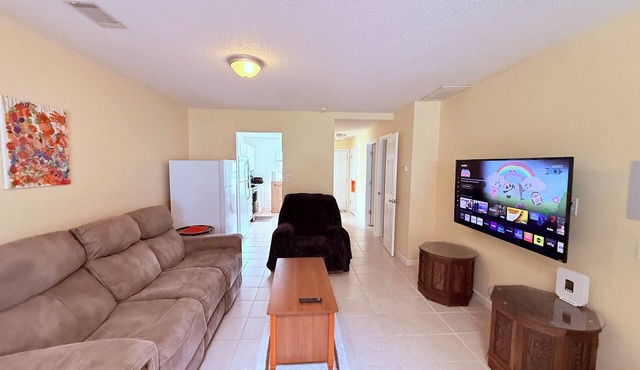 2bed/2bath Townhome with Fenced Yard, Pet Friendly and Adjustable Bed