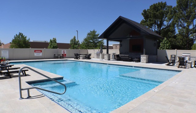 2BR King Suite Pool Near AMP & OZ Bike Trails
