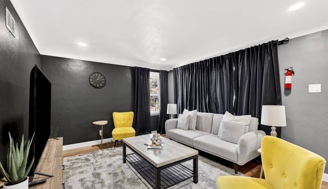 3-bedroom condo in peaceful Maryland Heights with AC