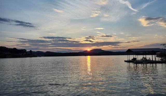 3-bedroom cottage with dock at Lake Chatuge in Hiawassee, views from every room