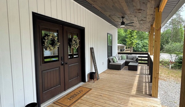 3-bedroom house in Burnside - Walking Distance to the Lake.