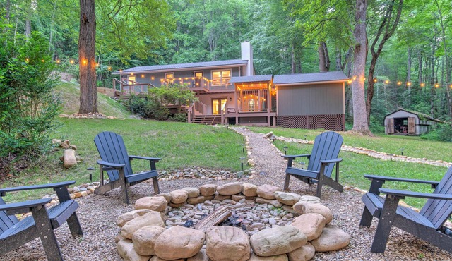 3 Bedroom House in DuPont with Hot-tub, Sauna, and Game Room!