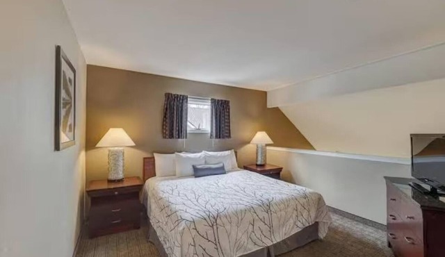 3 Homey Rooms w/Kitchen and Free Breakfast Near Downtown Champaign