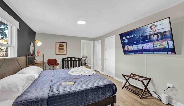 3 mins from Downtown - PS5, King Bed & EV Charger