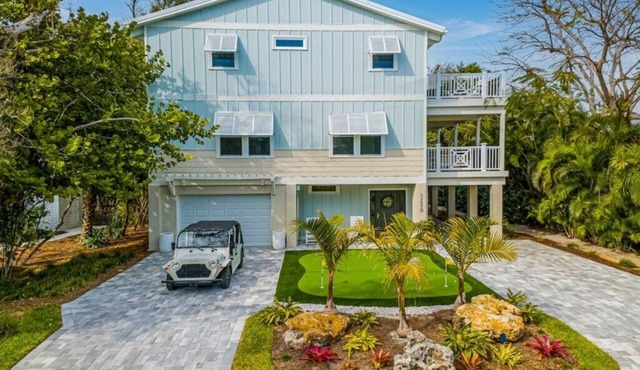 3 Palms | Luxury Vacation Rental in the Heart of Captiva Island | Walk to Beach,