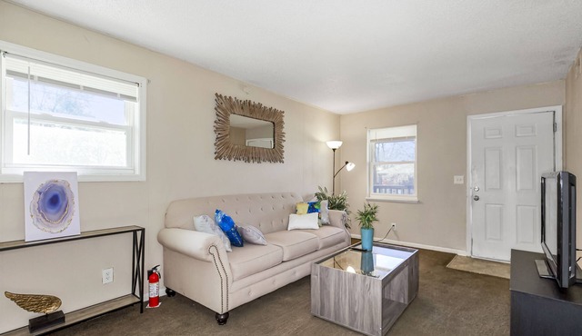 30 days minimum 2b1b Spacious unit near downtown/stadiums in independence MO
