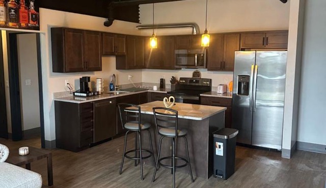 304 New Luxury Downton Condo with Fireplace, 2 bdrm