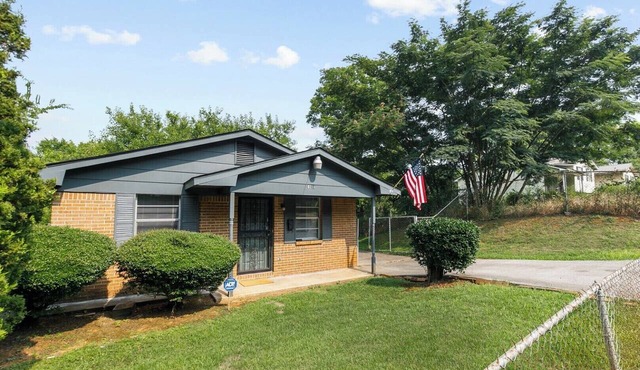 32nd Street Retreat | Downtown/Backyard/Parking