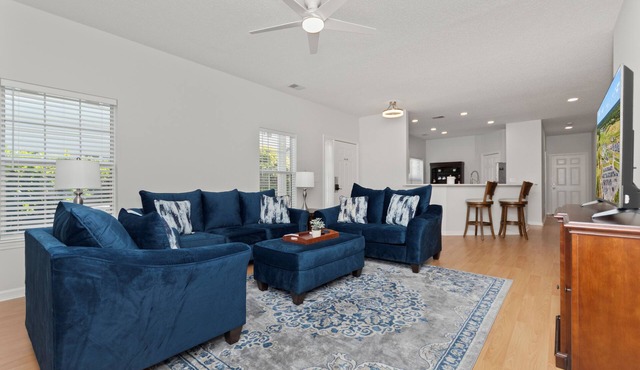 3BR Golf Resort 1st floor Condo. Pool, Hot Tub, Screened Porch.