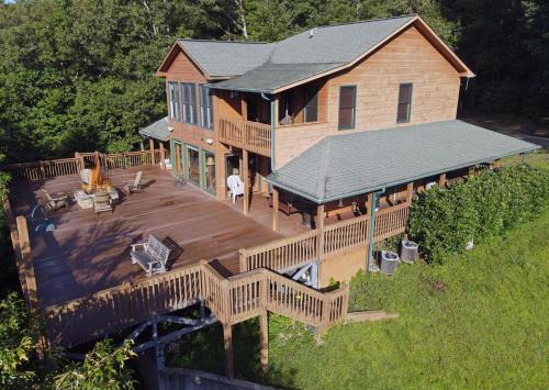 3BR Luxury Cabin Hot Tub, Fireplaces & Firepit
