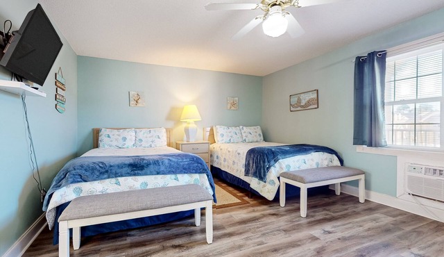 3rd-floor studio condo with streaming, AC & kitchenette - beaches & golf nearby