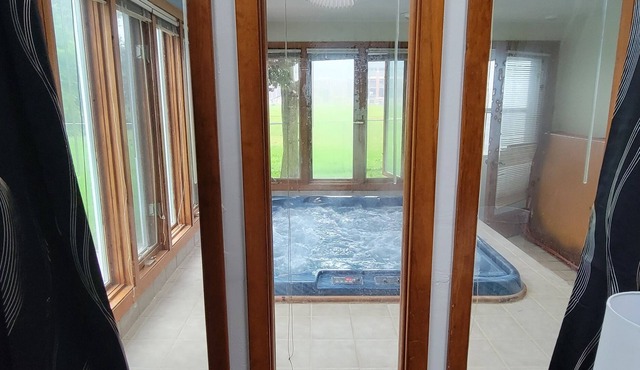 4 bedroom house next door to Lambeau Field w/hot tub