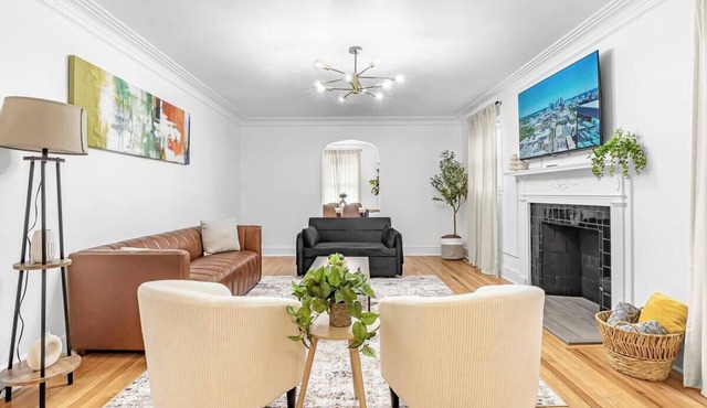 4 Bedroom King bed 7 Min to Uptown 10Min to Airport