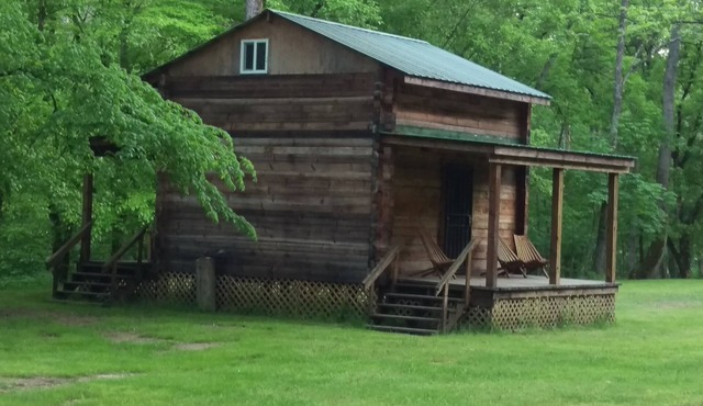 #4, Charming 2-bedroom cabin in superb Beattyville with AC