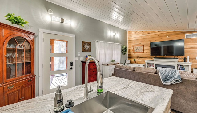 4 Mi to Mammoth Cave: Hand-built Cabin on 70 Acres