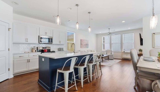 4BR home w/workspace & parking