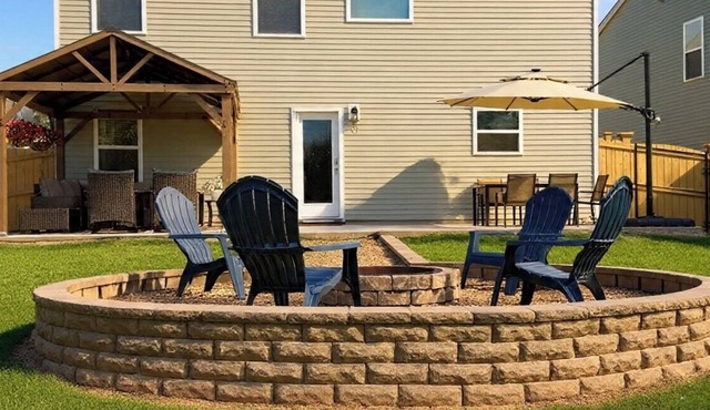 4BR Lexington Home - Pool, Fishing Pond, Firepit. Stylish and Cozy Home