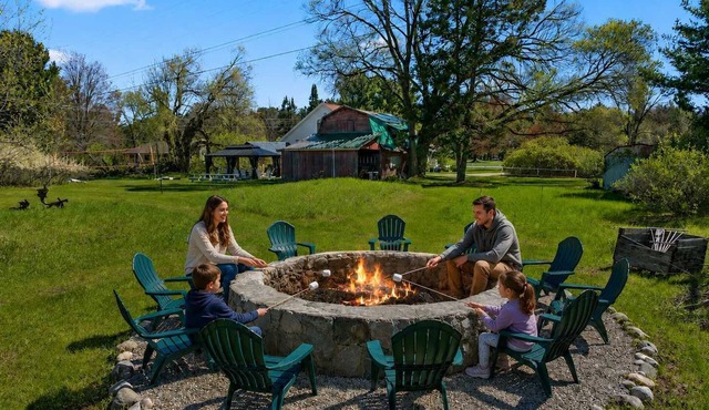 5 Acre Escape Game Room Fire pit Near Shanty, Pets