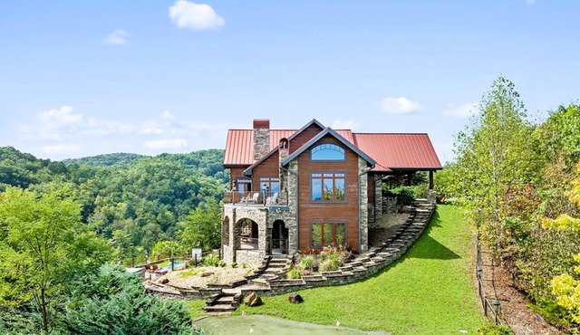 5 Acre Luxury Cabin - Sleeps 26 -TWO CABINS - Minutes to Pigeon Forge-Views+