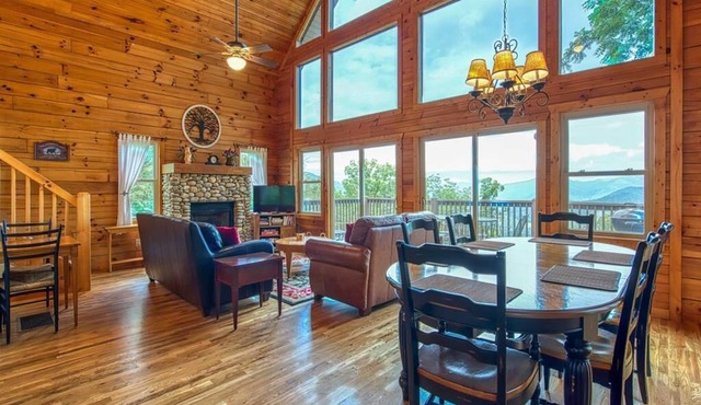 5 BD 3 BA Log Cabin Sleep 13 Long Range Views Hot Tub, Game Room Wifi Garage