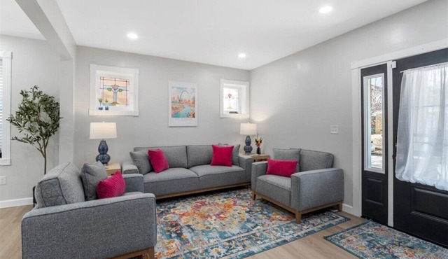 5 BR. The LOU on LAWN! Welcome to a NEWLY renovated home in the HEART of STL!