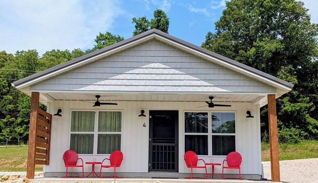 5 Charles Farms #4 - NEW CABIN - Wineries, Hiking, and Camp Cana
