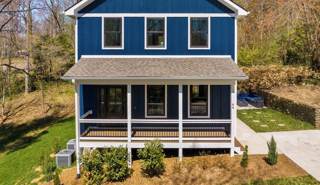 5 Miles to Downtown Asheville ~ With Hotub & Pet Friendly