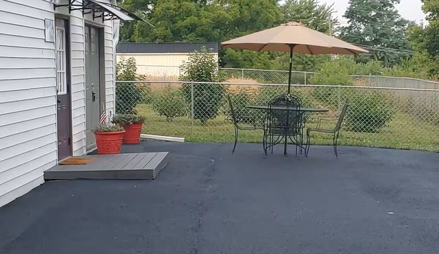 5 Minute Drive to The Arc. Sleeps 6, located in Old Part of Town. Dry Ridge
