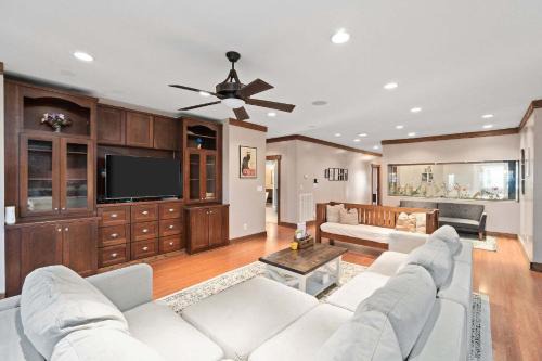 5 Minutes to Campbell - Clarksville Craftsman