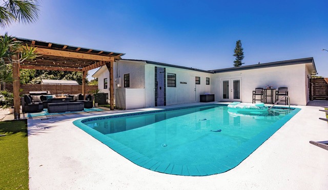 5BR Fort Lauderdale Home with Pool, Pergola and BBQ Near Beach and Las Olas