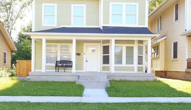 5BR Indy Home Sleeps 12. Perfect for large groups. Mins to downtown Indy.